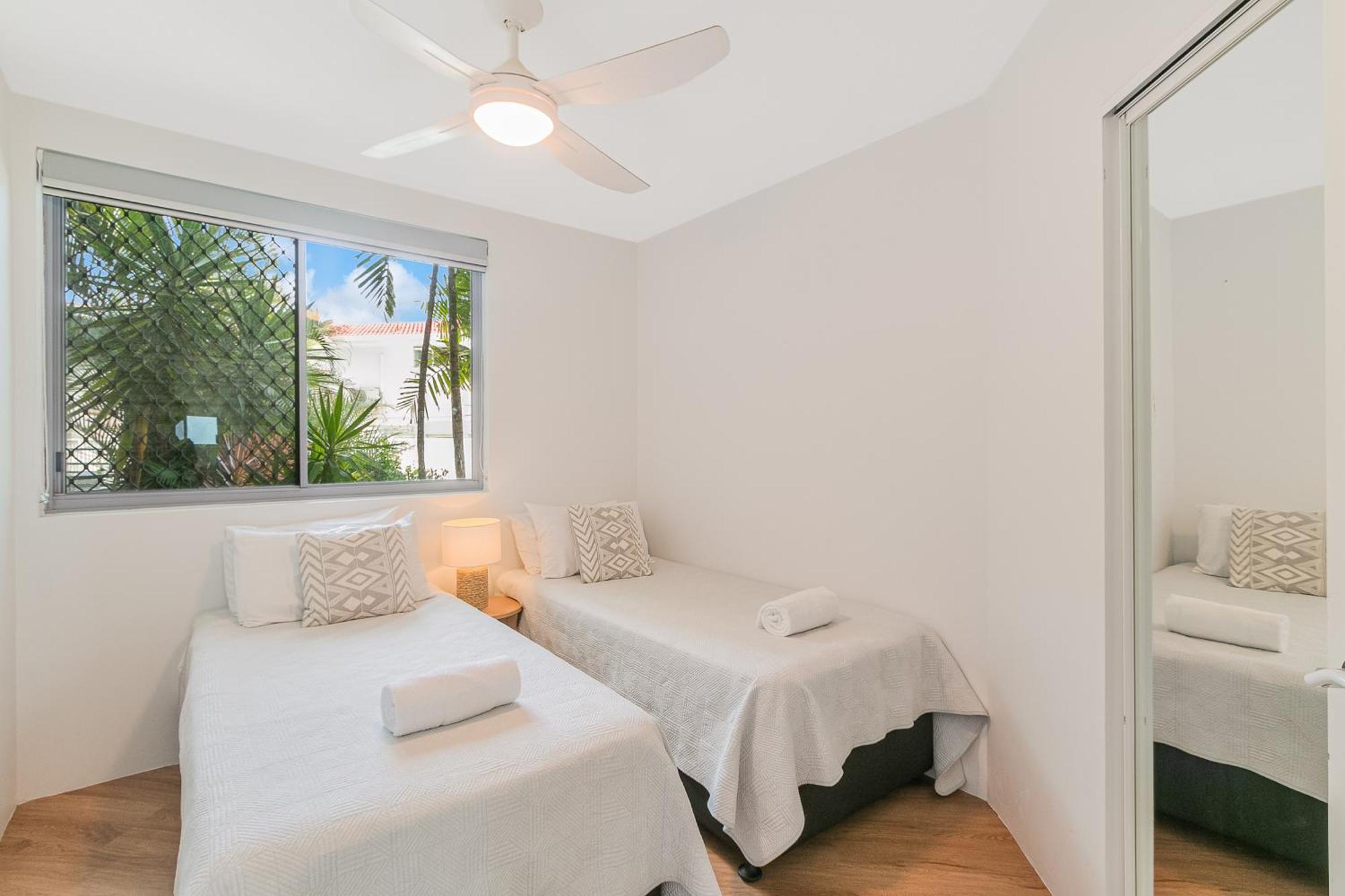 Oceanside Resort - Absolute Beachfront Apartments Голд-Кост Екстер'єр фото