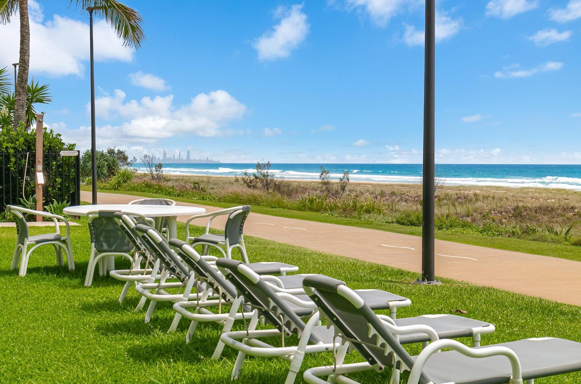 Oceanside Resort - Absolute Beachfront Apartments Голд-Кост Екстер'єр фото