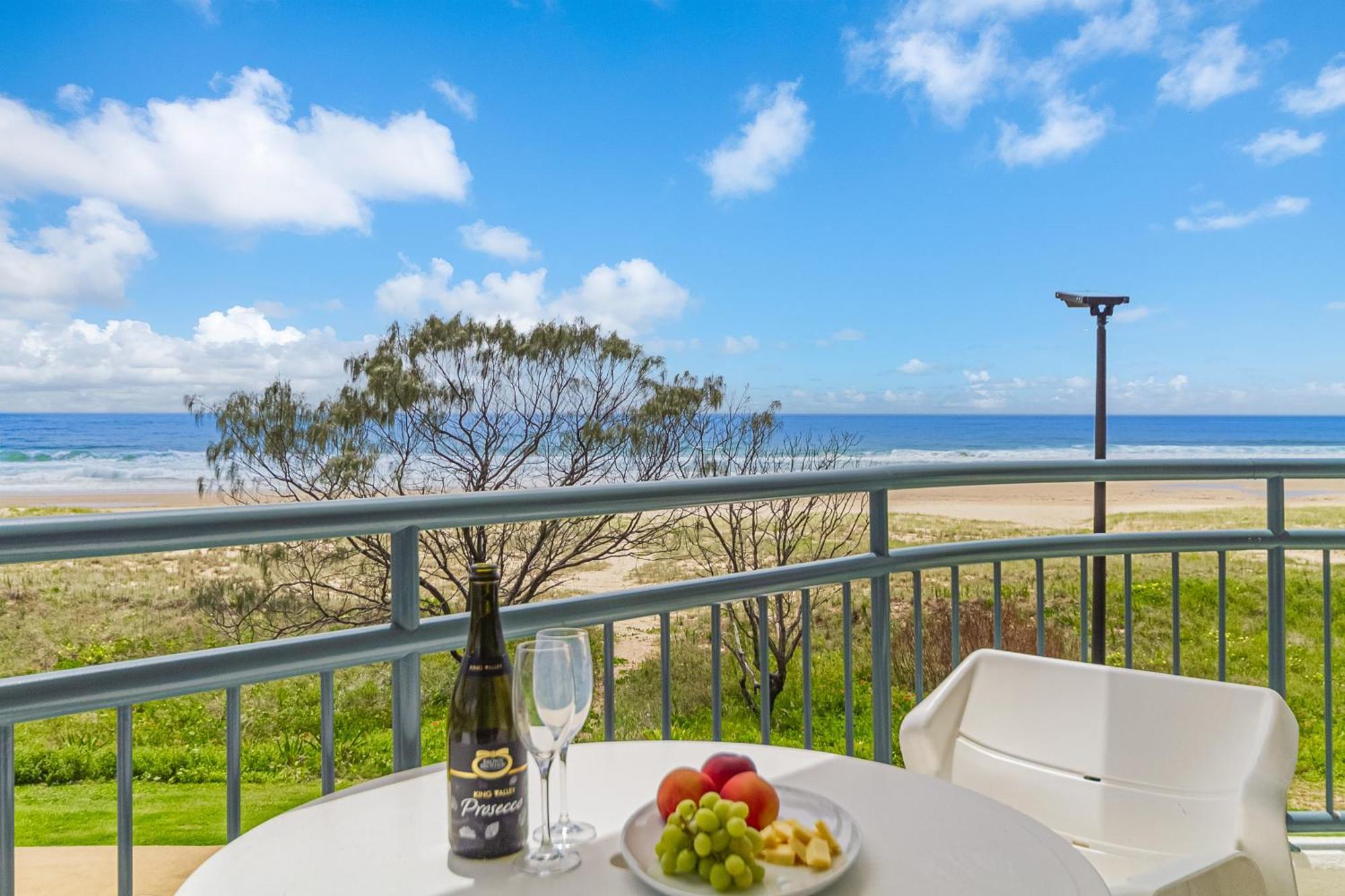 Oceanside Resort - Absolute Beachfront Apartments Голд-Кост Екстер'єр фото