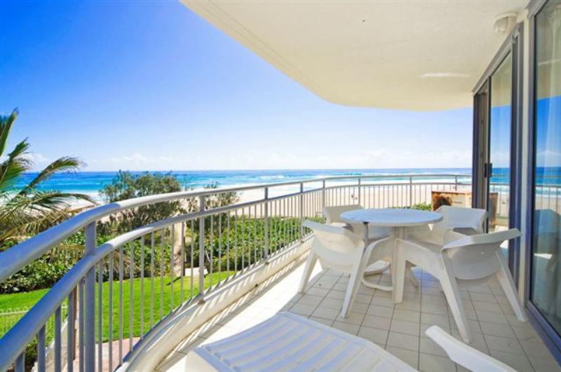 Oceanside Resort - Absolute Beachfront Apartments Голд-Кост Екстер'єр фото
