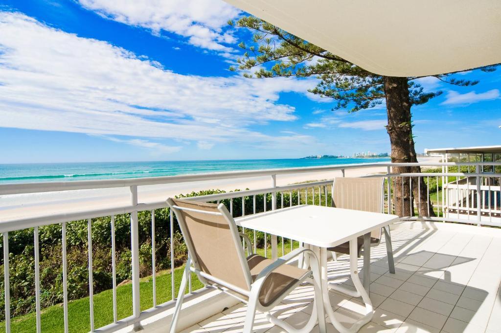Oceanside Resort - Absolute Beachfront Apartments Голд-Кост Екстер'єр фото