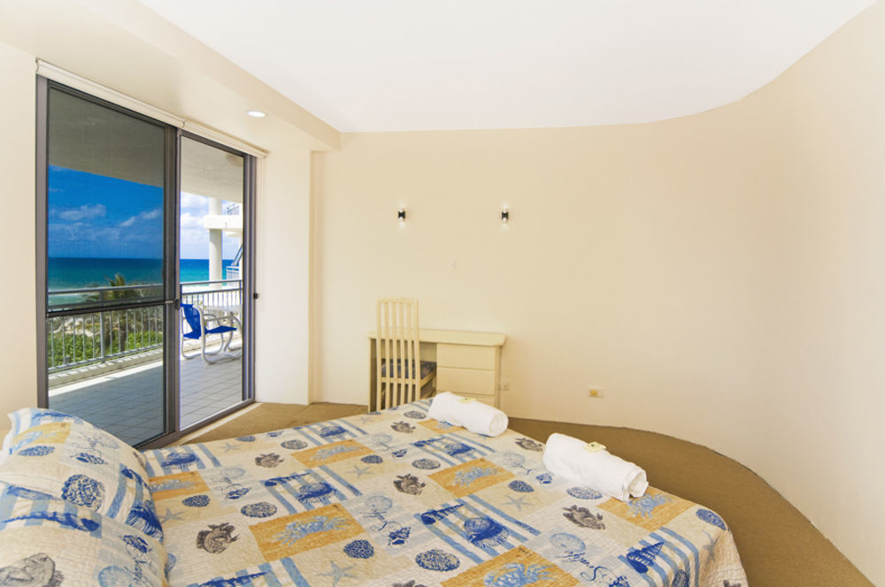 Oceanside Resort - Absolute Beachfront Apartments Голд-Кост Екстер'єр фото