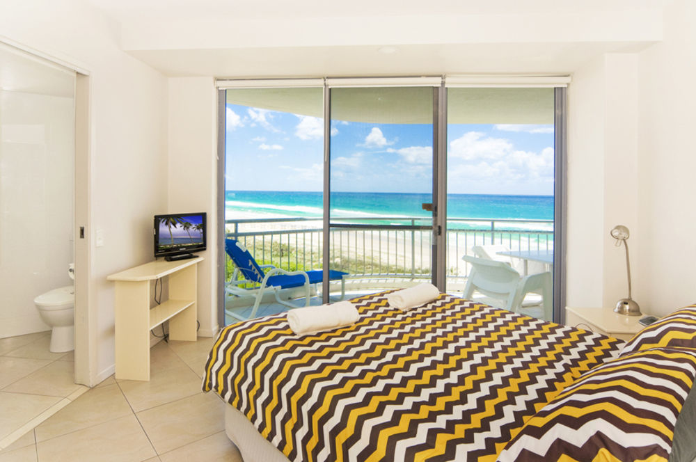 Oceanside Resort - Absolute Beachfront Apartments Голд-Кост Екстер'єр фото