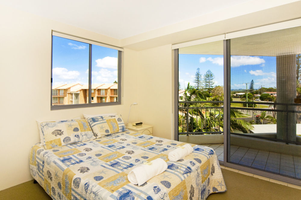 Oceanside Resort - Absolute Beachfront Apartments Голд-Кост Екстер'єр фото
